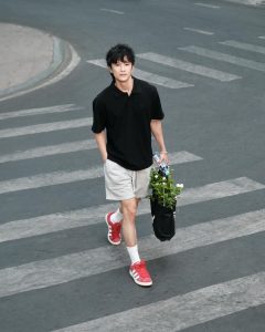 Nam giới phối sneaker cùng quần âu và sơ mi lịch sự
