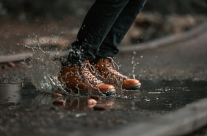 Cách bảo quản giày mùa mưa