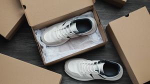 Giày sneaker Adidas trắng – hình minh họa cho kiến thức cơ bản về sneaker