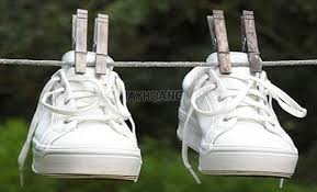 Cách giặt giày trắng không bị ố