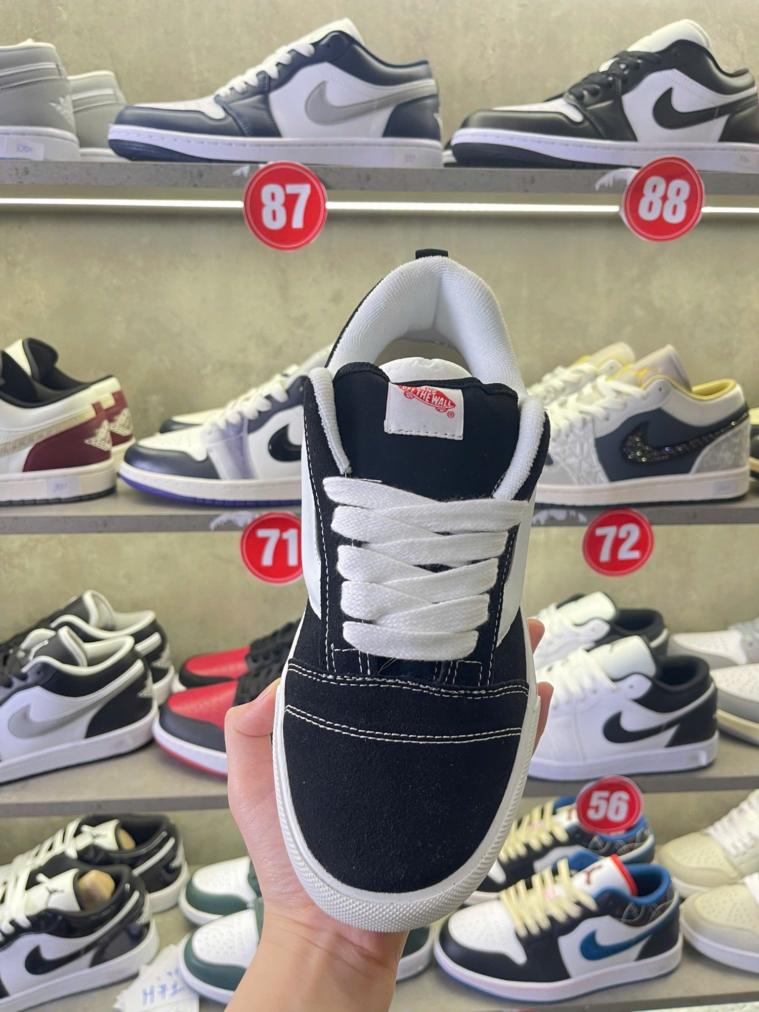 Giày sneaker cổ thấp phong cách basic, dễ phối đồ. Giày sneaker phối màu đỏ đen cá tính, thiết kế unisex - Ảnh 2