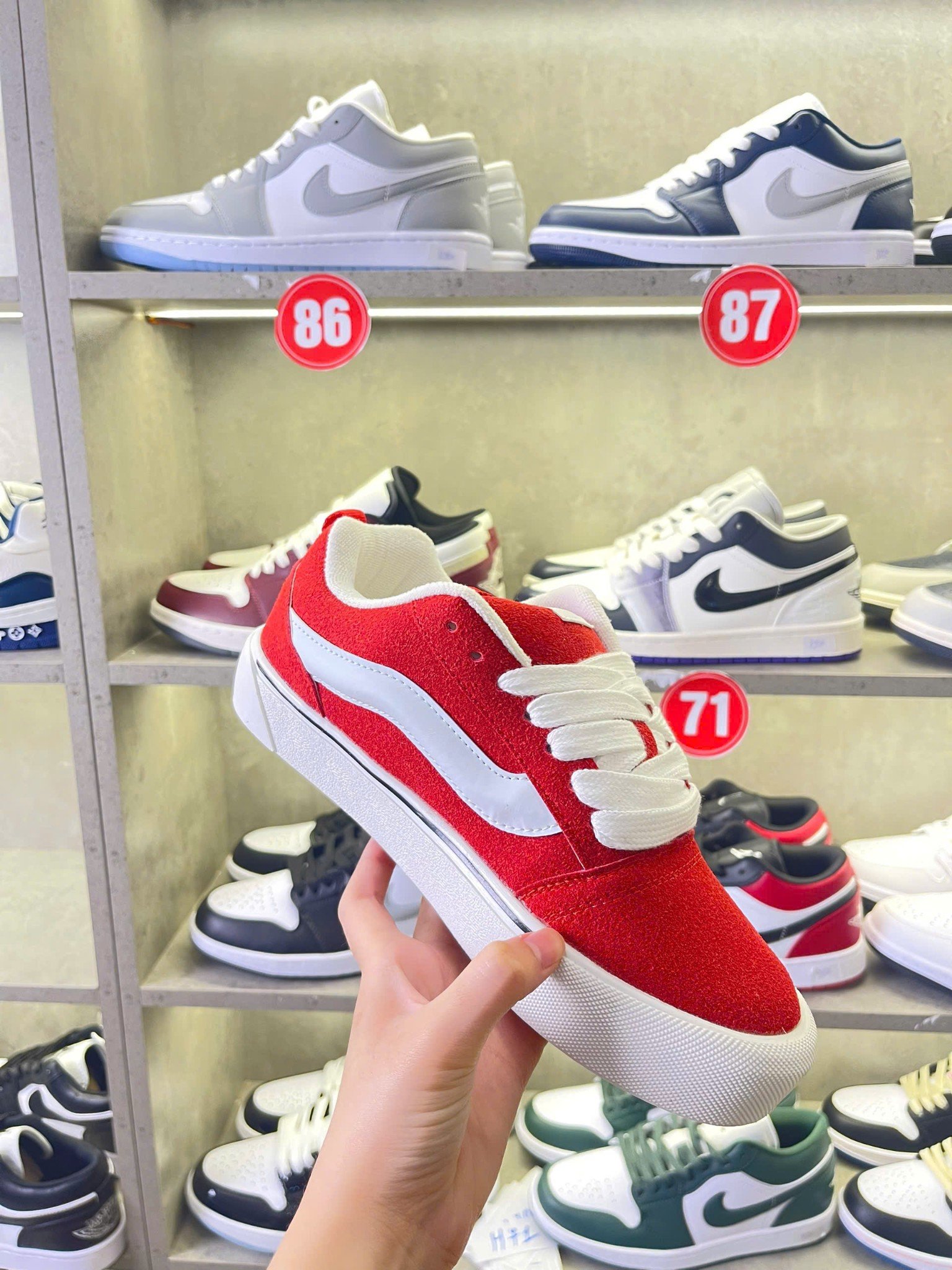 Giày sneaker cổ thấp phong cách basic, dễ phối đồ. Giày sneaker phối màu đỏ đen cá tính, thiết kế unisex - Ảnh 3