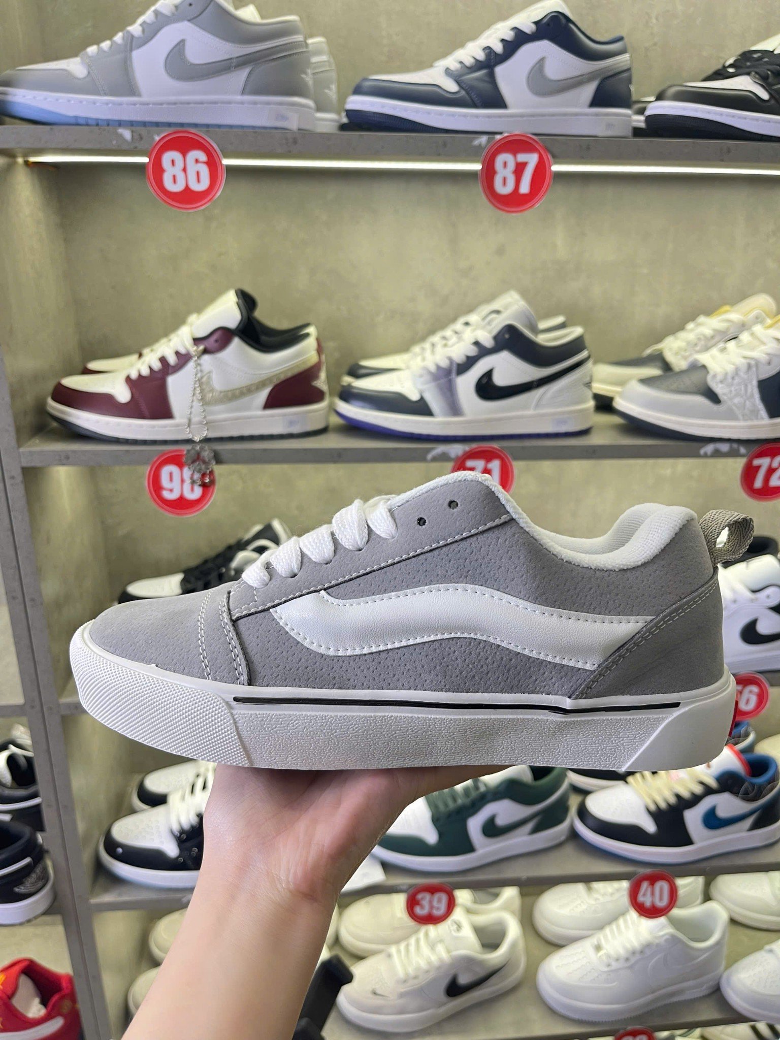Giày sneaker cổ thấp phong cách basic, dễ phối đồ. Giày sneaker phối màu đỏ đen cá tính, thiết kế unisex - Ảnh 4
